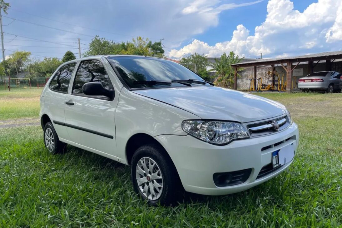 5 melhores carros até 30 mil reais que fazem até 16 km/l e não pesam no bolso