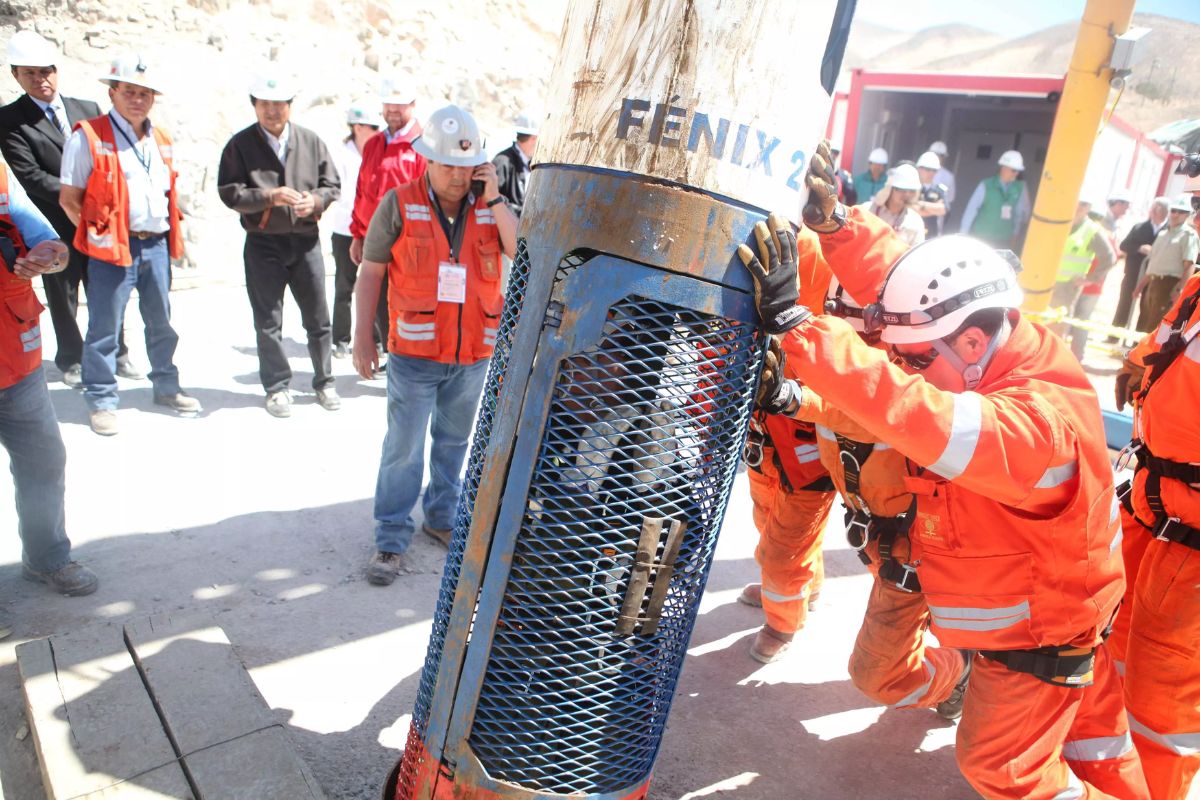 A cápsula Fênix, peça central de engenharia no resgate dos 33 mineiros do Chile, sendo preparada para a operação.