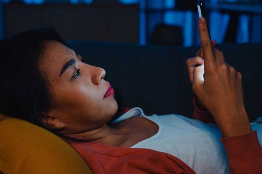 8 hábitos noturnos que atrapalham o sono e você repete sem perceber