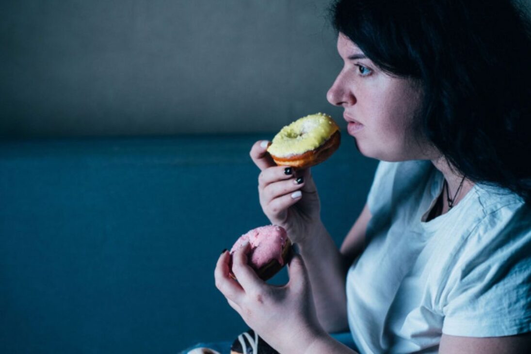 8 hábitos noturnos que atrapalham o sono e você repete sem perceber
