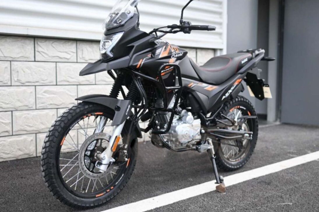 A AZ160 XTREME faz até 35 km/l, com motor de 12,3 cavalos, e atinge a velocidade máxima de 110 km/h
