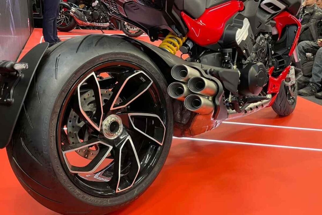 A Ducati Diavel V4 faz 18 km/l, com motor de 1.158cc e 168 cavalos, e atinge a velocidade máxima de 270 km/h