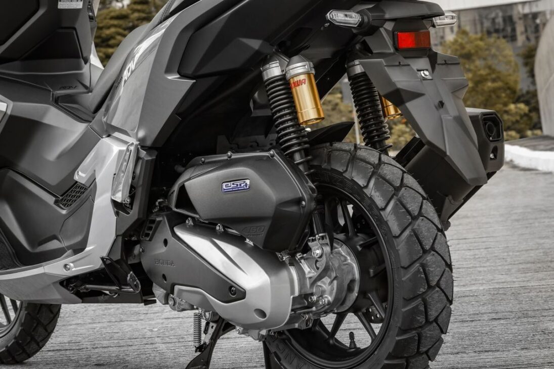 A Honda ADV 160 2025 faz 35 km/l, com motor de 156,9cc e 16 cavalos, e atinge a velocidade máxima de 120 km/h.