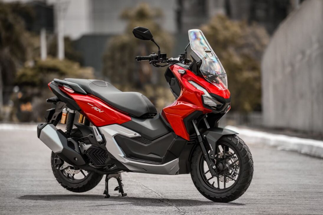 A Honda ADV 160 2025 faz 35 km/l, com motor de 156,9cc e 16 cavalos, e atinge a velocidade máxima de 120 km/h.