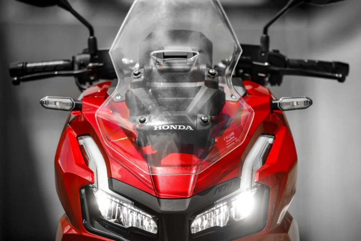 A Honda ADV 160 2025 faz 35 km/l, com motor de 156,9cc e 16 cavalos, e atinge a velocidade máxima de 120 km/h