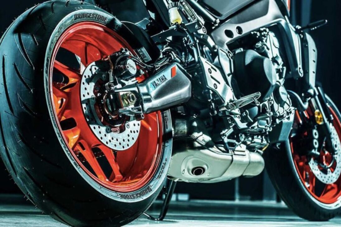 A Yamaha MT-09 ABS 2021 faz até 19 km/l, com motor de 847cc e 115 cavalos, e atinge a velocidade máxima de 230 km/h