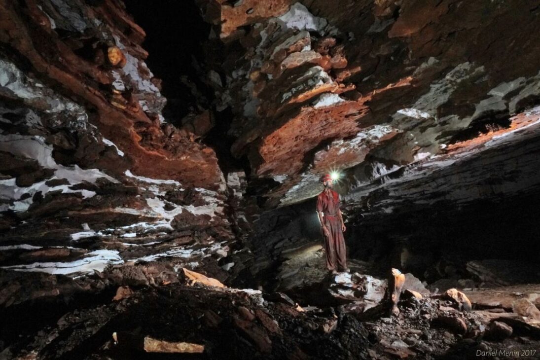 A caverna mais profunda do Brasil com 481 metros de profundidade e um desenvolvimento de 4.710 metros.