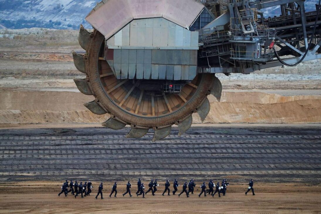 A escavadeira Bagger 288 opera com apenas cinco pessoas, mesmo pesando 13.500 toneladas e consumindo energia de uma cidade inteira