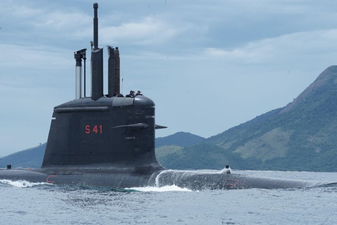 A maior marinha da América Latina tem mais de 85 mil militares, possui o maior navio de guerra do continente e desenvolve um submarino nuclear