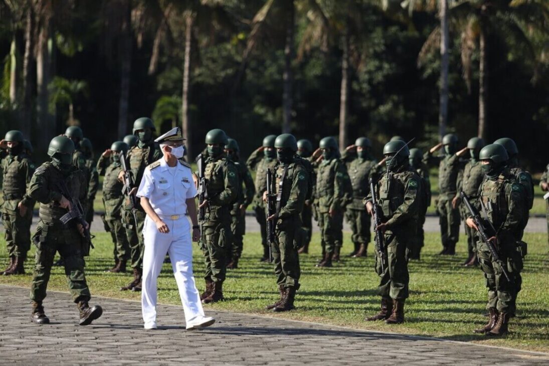 A maior marinha da América Latina tem mais de 85 mil militares, possui o maior navio de guerra do continente e desenvolve um submarino nuclear