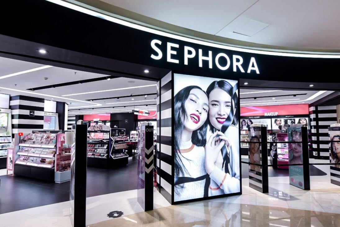 A maior perfumaria do mundo tem mais de 3.000 lojas em 35 países, fatura €17,9 bilhões por ano e vende marcas como Dior e Chanel