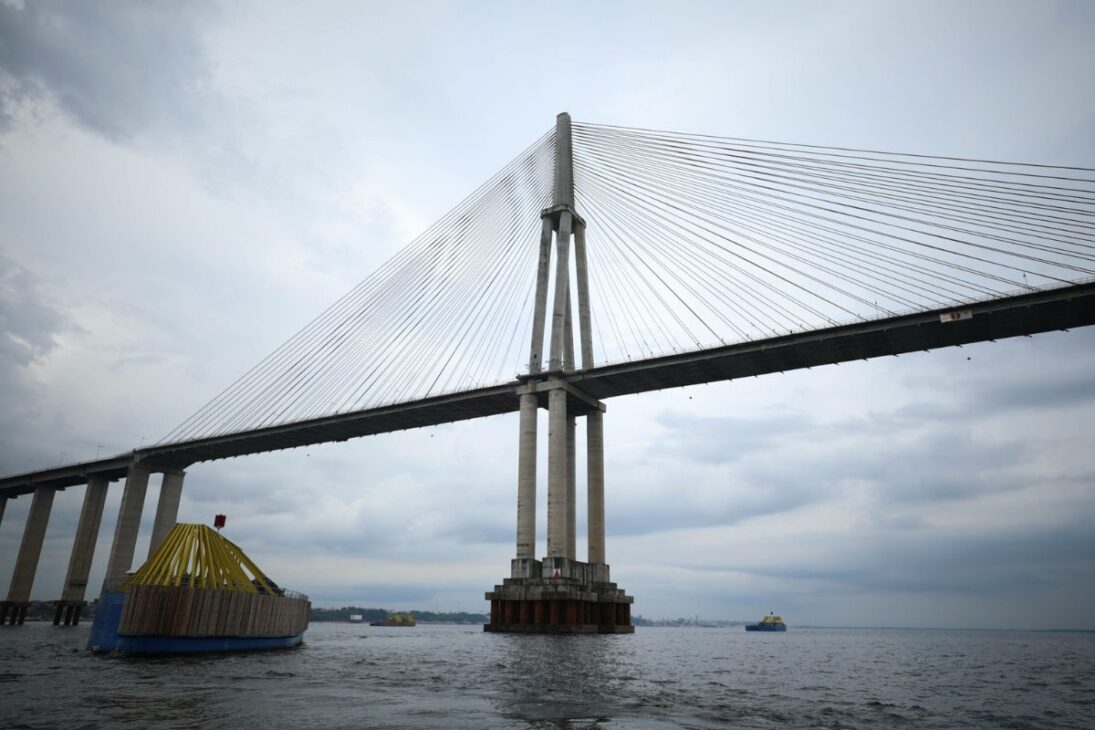 A maior ponte estaiada do Brasil tem 3.595 metros, um vão de 400 metros sobre o Rio Negro e custou mais de R$ 1 bilhão