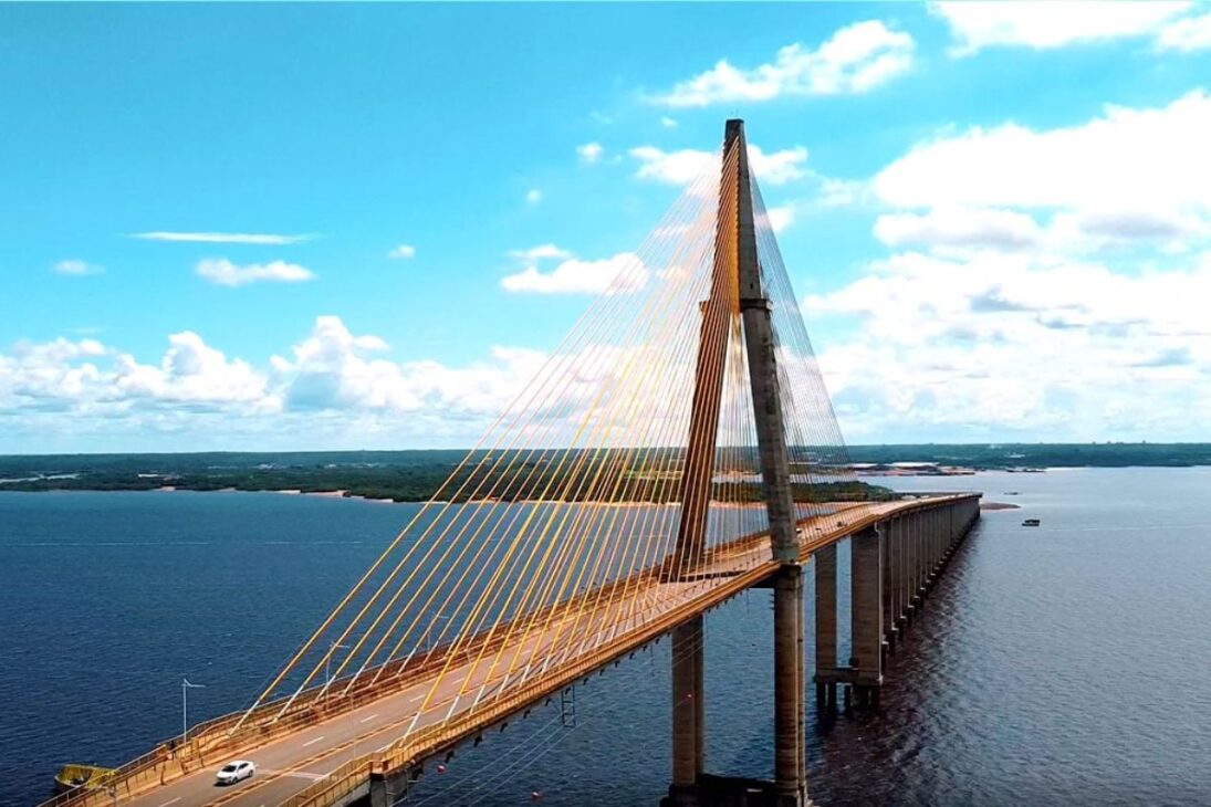 A maior ponte estaiada do Brasil tem 3.595 metros, um vão de 400 metros sobre o Rio Negro e custou mais de R$ 1 bilhão