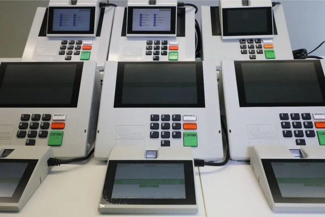 A urna eletrônica brasileira, com mais de 577 mil unidades, apura os votos de 155 milhões de eleitores em poucas horas