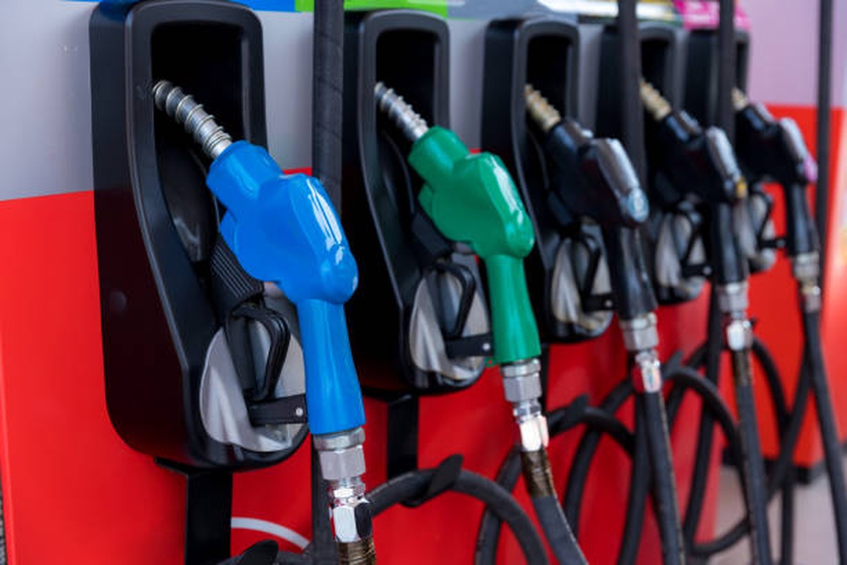 Bicos de abastecimento em bomba de combustível com cores variadas em posto de gasolina