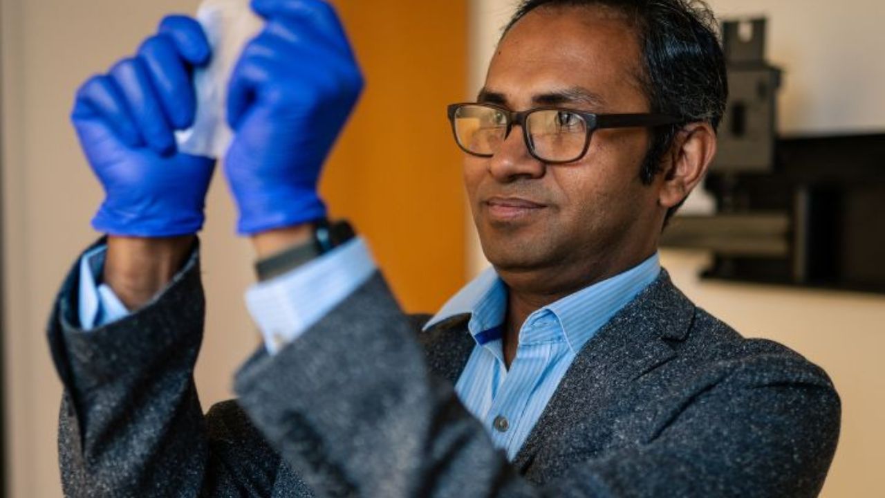 Rahman prevê que essas folhas de celulose bacteriana, resistentes, multifuncionais e ecológicas substituirão os plásticos em vários setores e ajudarão a mitigar os danos ambientais.
Fonte: Universidade de Houston.