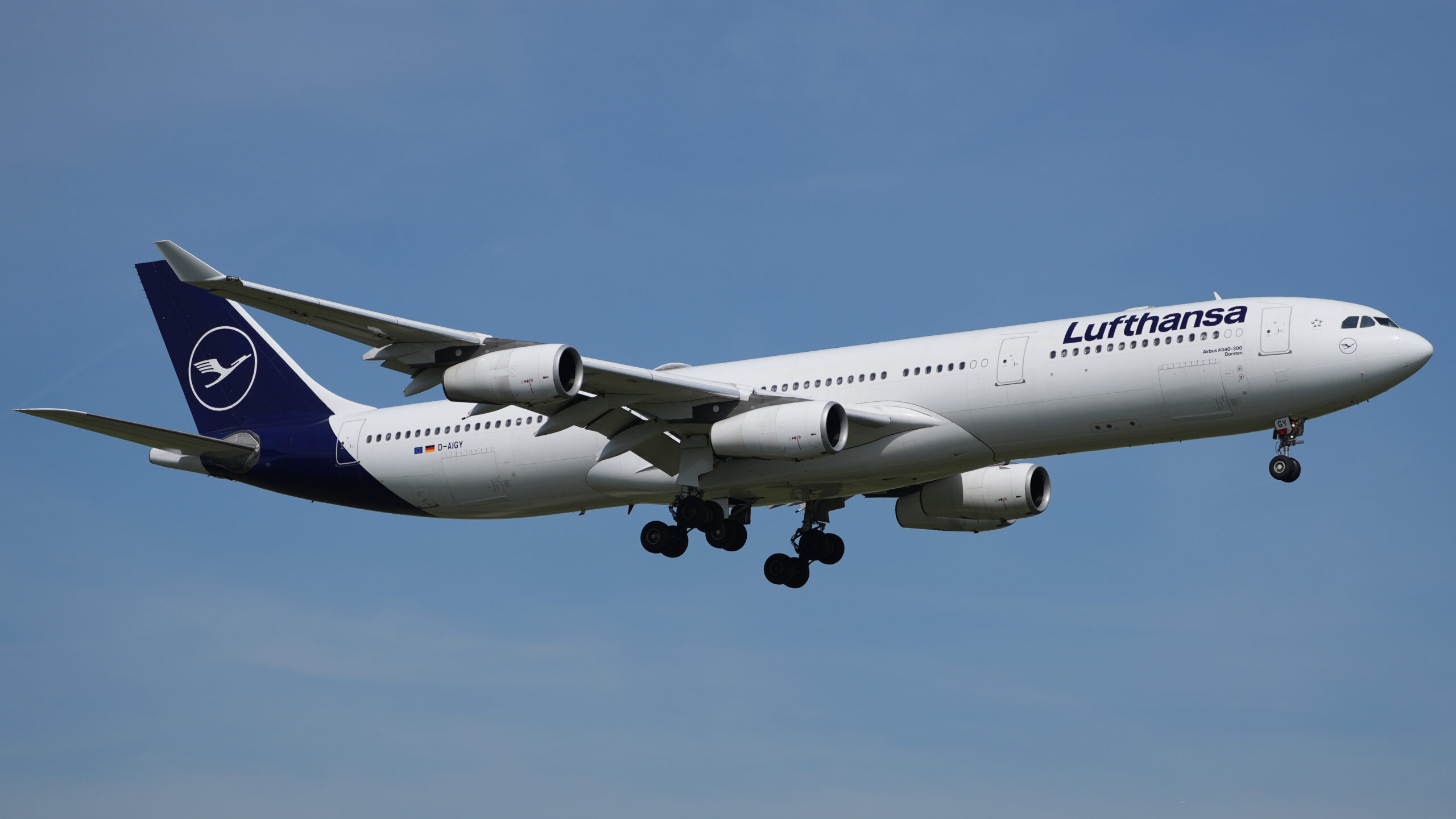 Airbus A340, quadrimotor de 63 metros, que consome até 9 toneladas de combustível por hora, foi aposentado por quase todas as companhias pelo gasto absurdo em voos intercontinentais