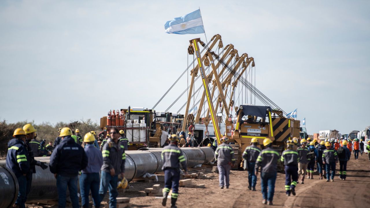 Com grandes reservas e novos projetos de GNL, Argentina quer se tornar o principal exportador de gás da América do Sul e disputar espaço no cenário global.