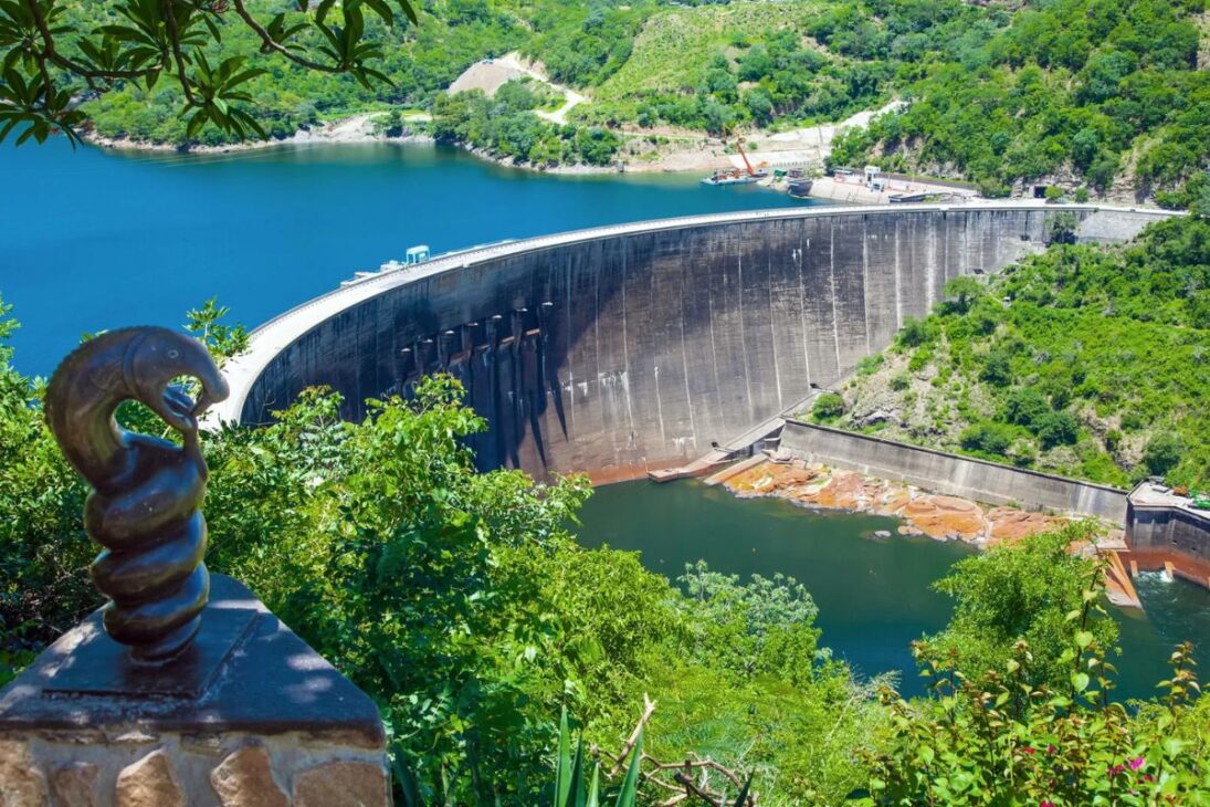 Barragem da China tem 22.500 MW de potência, segura o gigantesco rio Yangtze e deslocou mais de um milhão de pessoas