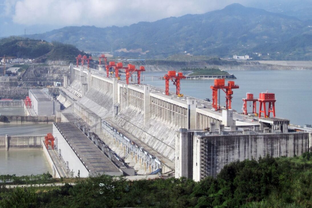 Barragem da China tem 22.500 MW de potência, segura o gigantesco rio Yangtze e deslocou mais de um milhão de pessoas