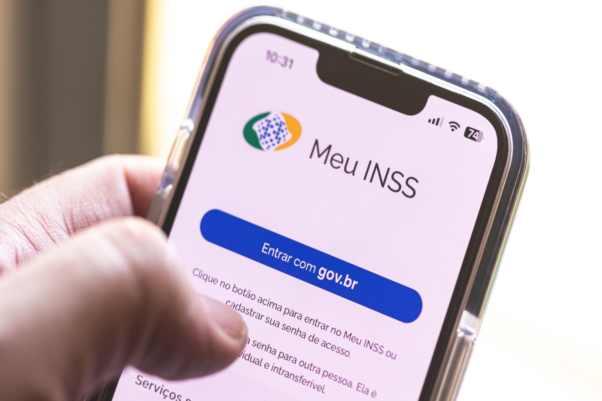 Acesso ao aplicativo Meu INSS pelo celular com tela de login aberta.