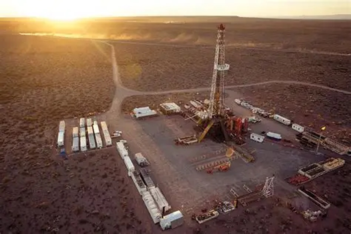 Plataforma de perfuração de petróleo em campo aberto ao pôr do sol
