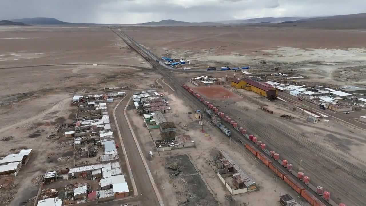 'Cemitério' com cerca de 100 trens de Uyuni é descoberto por drone em registros impressionantes de país vizinho do Brasil