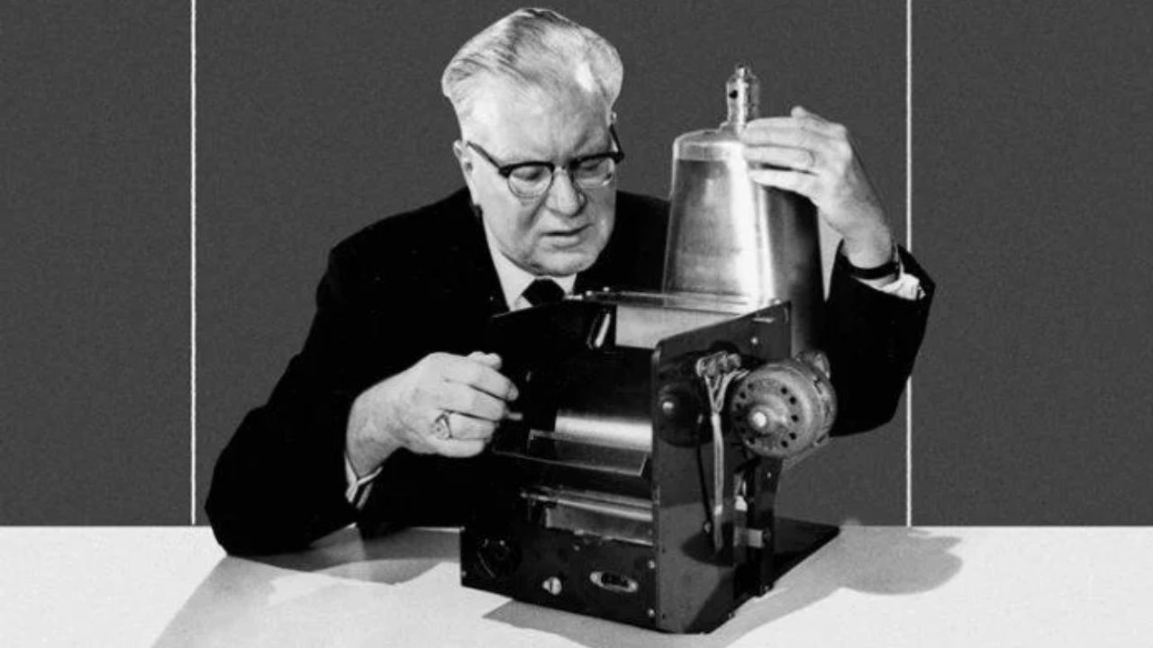 Esse é Chester Carlson, o inventor da tecnologia da xerox. Fonte: Teetee.