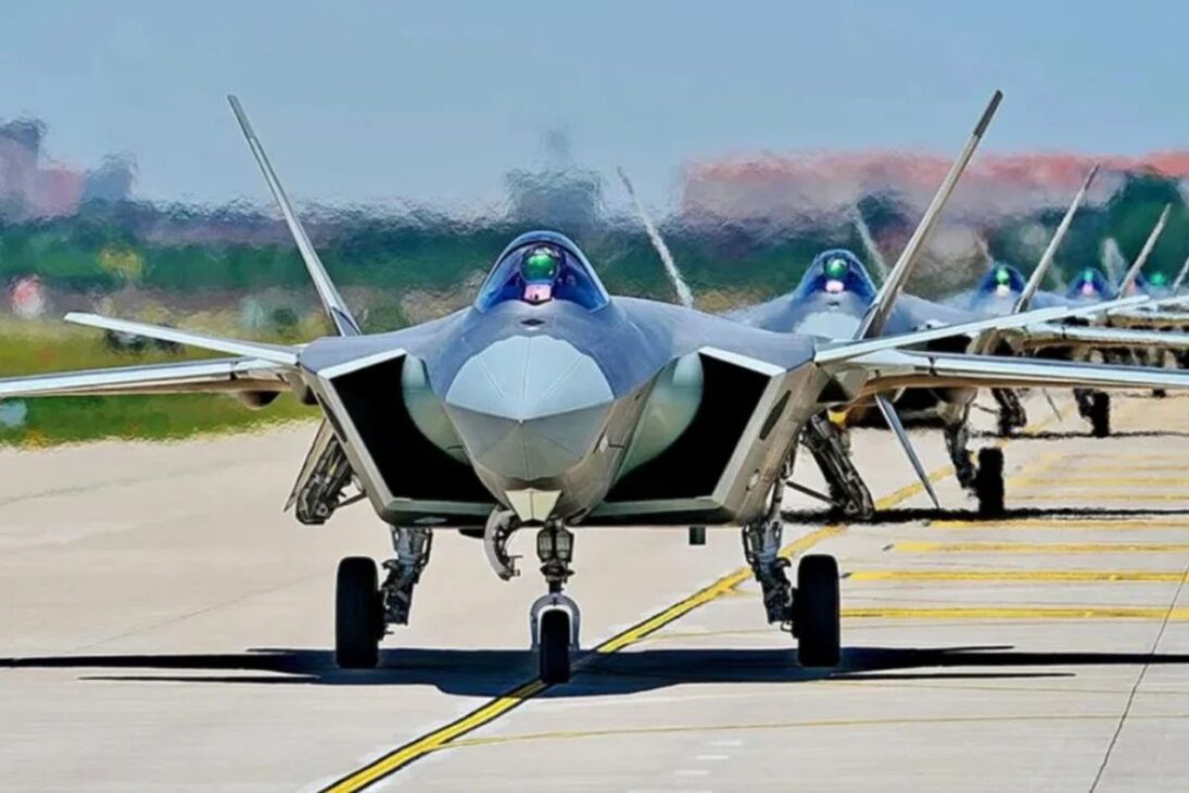 China já colocou mais de 200 caças J-20 nos céus e acende alerta global