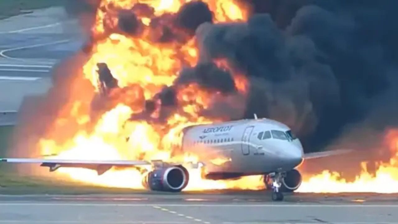 Imagem representativa: Voo russo Aeroflot 1492 pega fogo após pouso forçado em 5 de maio de 2019. Imagem: Wikimedia