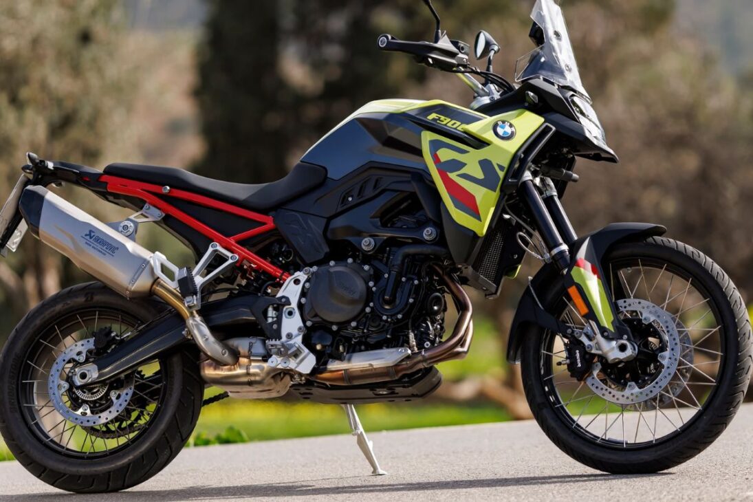 Com 105 cv e suspensão eletrônica, a nova BMW F 900 GS 2025 é um computador sobre rodas feito para devorar o asfalto e a terra no Brasil