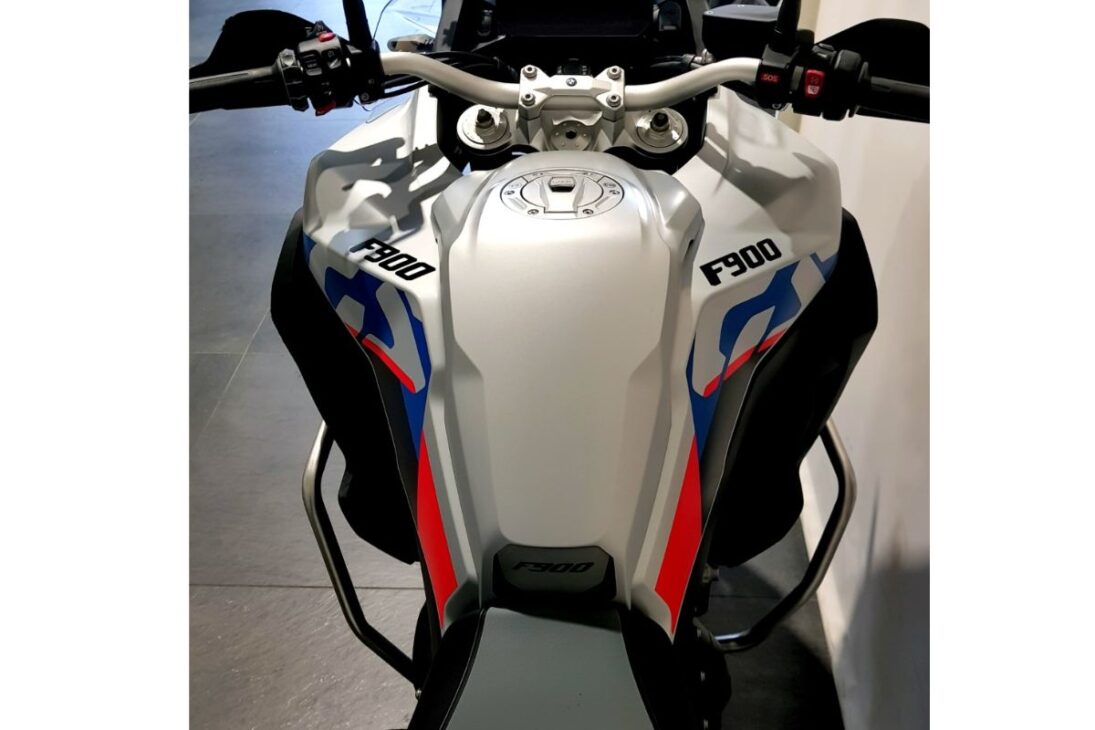 Com 105 cv e suspensão eletrônica, a nova BMW F 900 GS 2025 é um computador sobre rodas feito para devorar o asfalto e a terra no Brasil