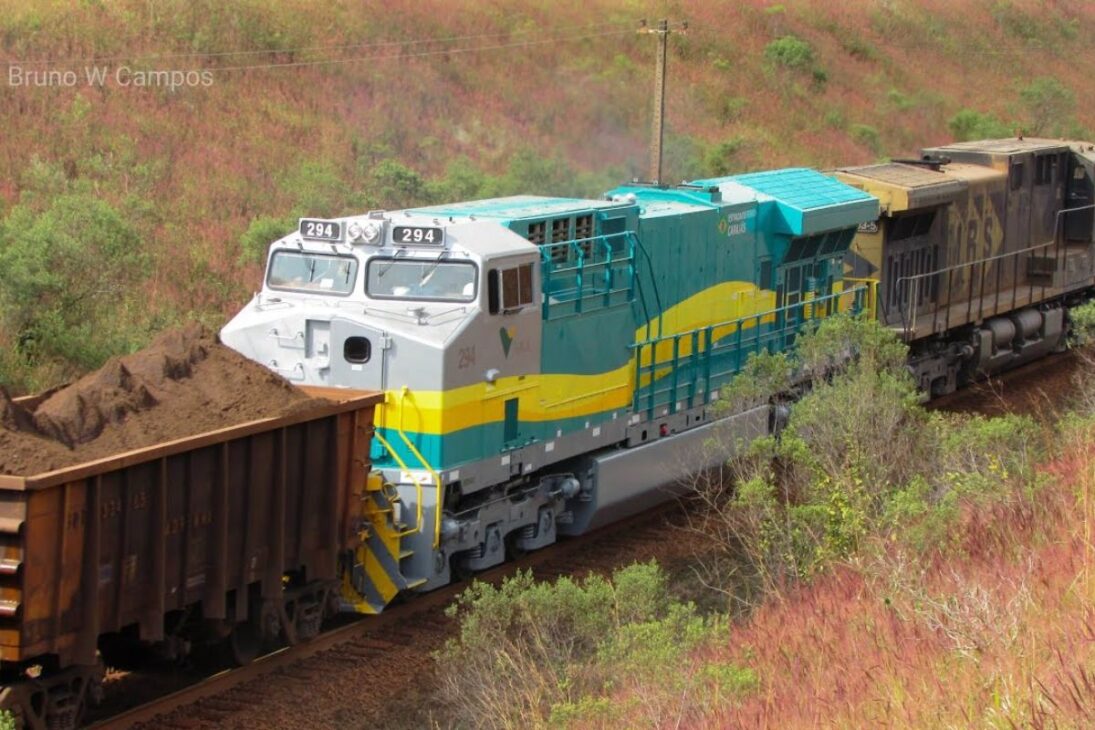 Com 6.000 cavalos de potência, a maior locomotiva em operação no Brasil puxa 330 vagões e move 36.000 toneladas de minério por viagem