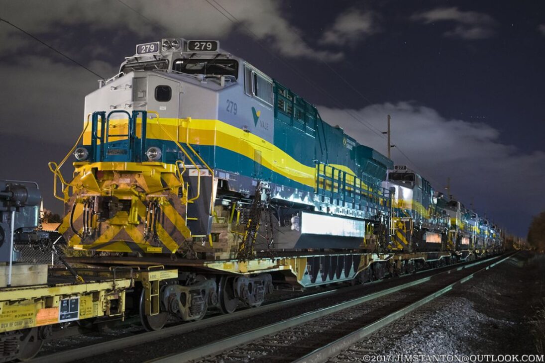 Com 6.000 cavalos de potência, a maior locomotiva em operação no Brasil puxa 330 vagões e move 36.000 toneladas de minério por viagem