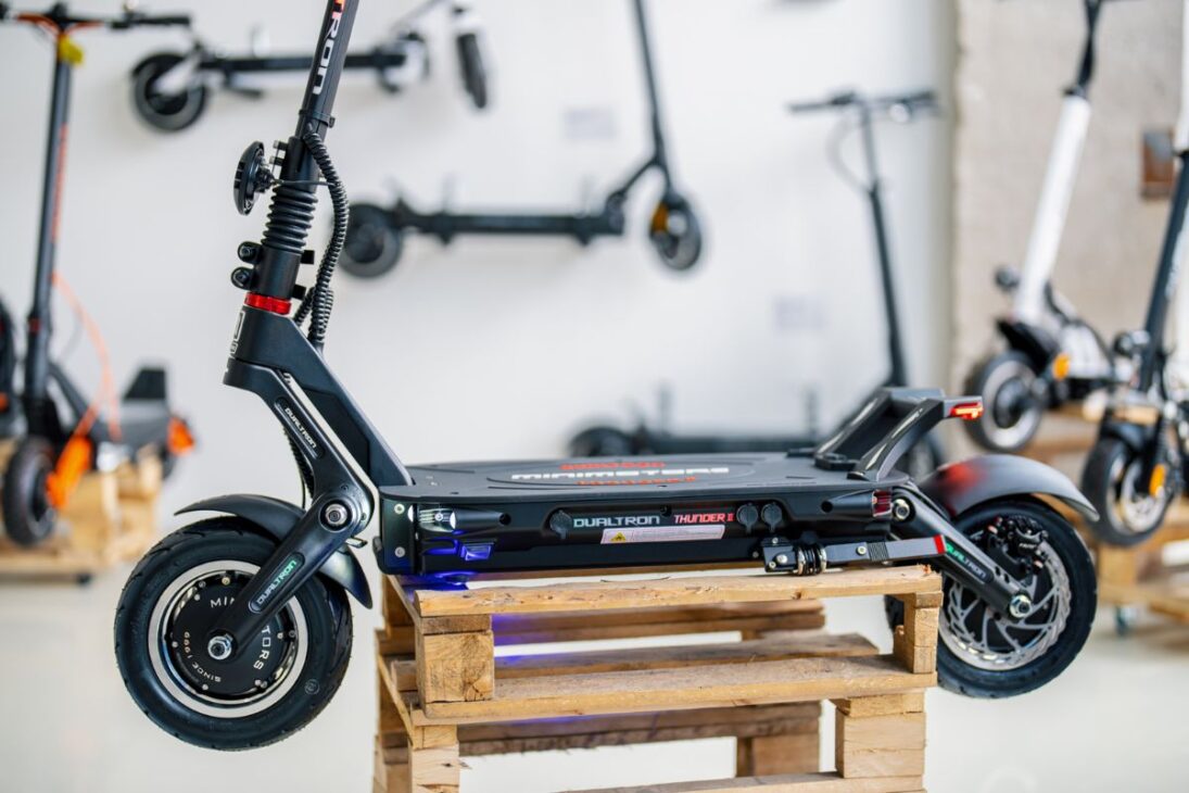 Com autonomia de 170 km e bateria de 72V, o patinete elétrico com a maior autonomia no Brasil tem motor de 10.080W e velocidade máxima de 100 km/h