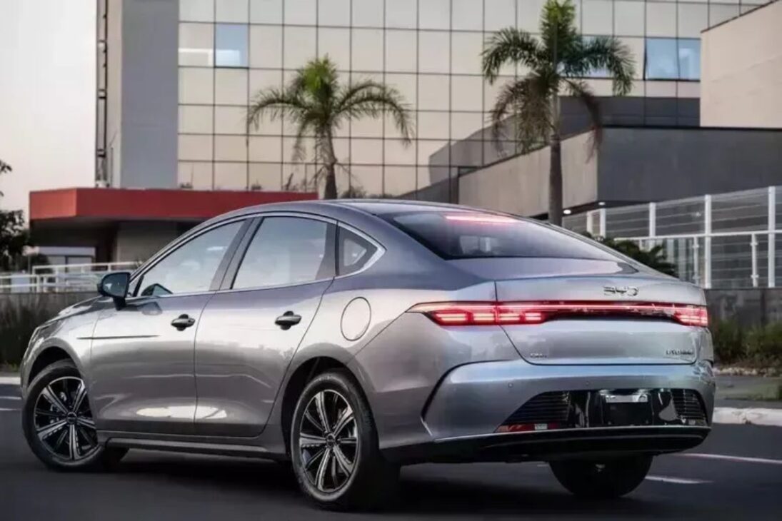 Com motor 1.5 e elétrico, o BYD King faz mais de 28 km/l, tem 1.200 km de autonomia e custa menos de R$ 180 mil