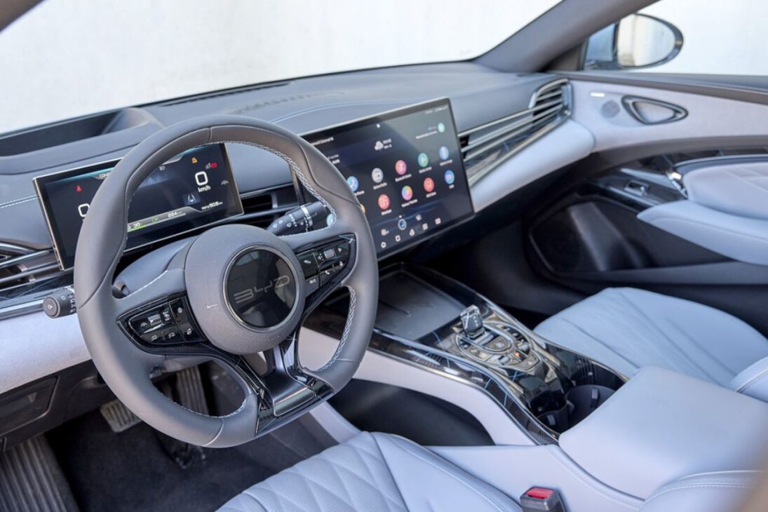 Com motor 1.5 e elétrico, o BYD King faz mais de 28 km/l, tem 1.200 km de autonomia e custa menos de R$ 180 mil