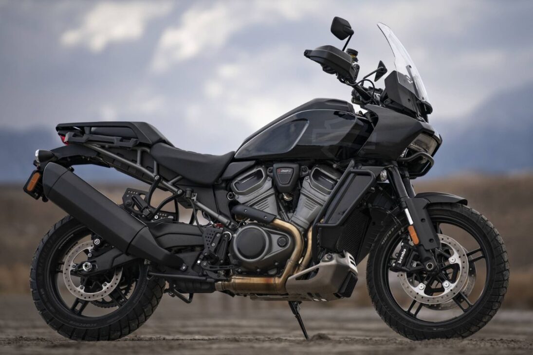 Com motor V-Twin de 150 cavalos, a Harley-Davidson Pan America 1250 atinge 227 km/h e faz até 20 km por litro