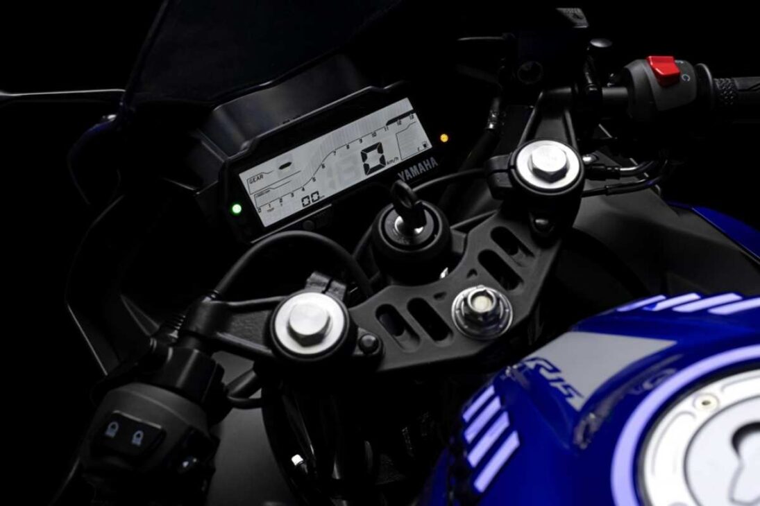 Com motor de 155cc e 18,8 cavalos, a Yamaha YZF R15 2024 atinge 157 km/h e faz mais de 40 km por litro