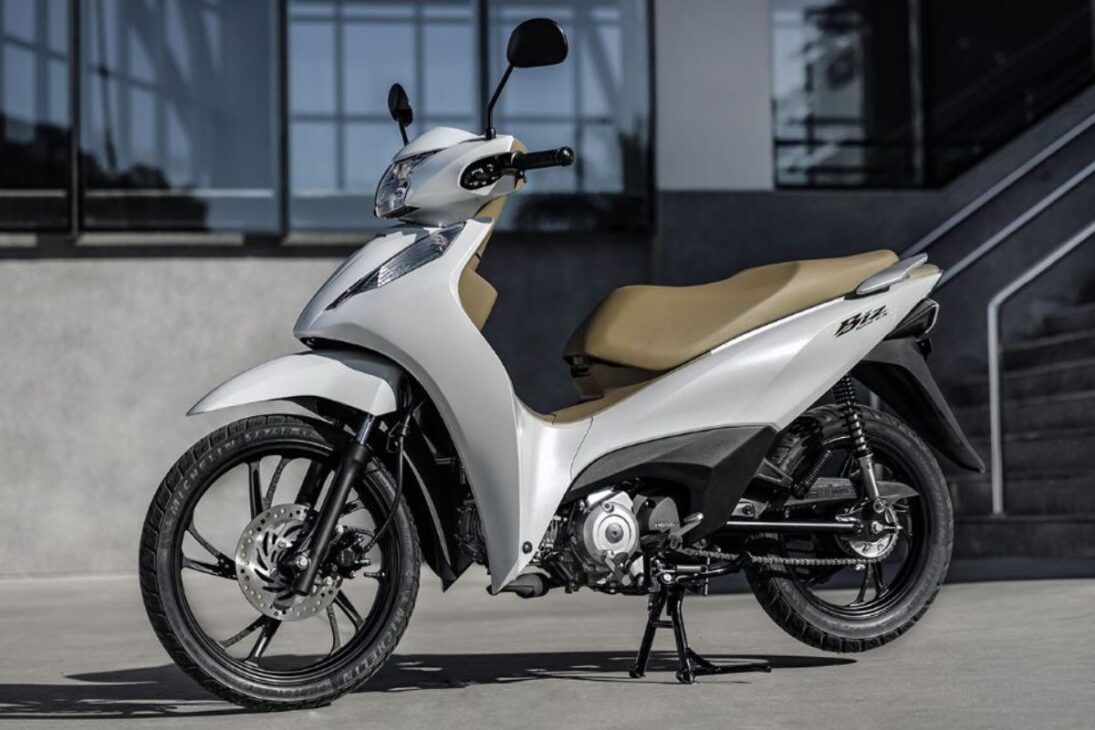 Com motor de 123,9 cilindradas, a Honda Biz 125 2025 tem consumo de 51 km/l e custa 14 mil reais