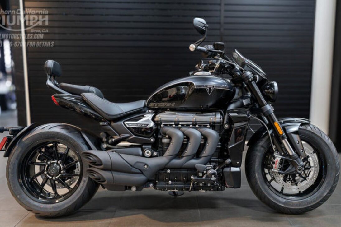 Com motor de 2500cc e 182 cavalos, a Triumph Rocket 3 GT Storm 2025 faz de 0 a 100 km/h em impressionantes 2,73 segundos