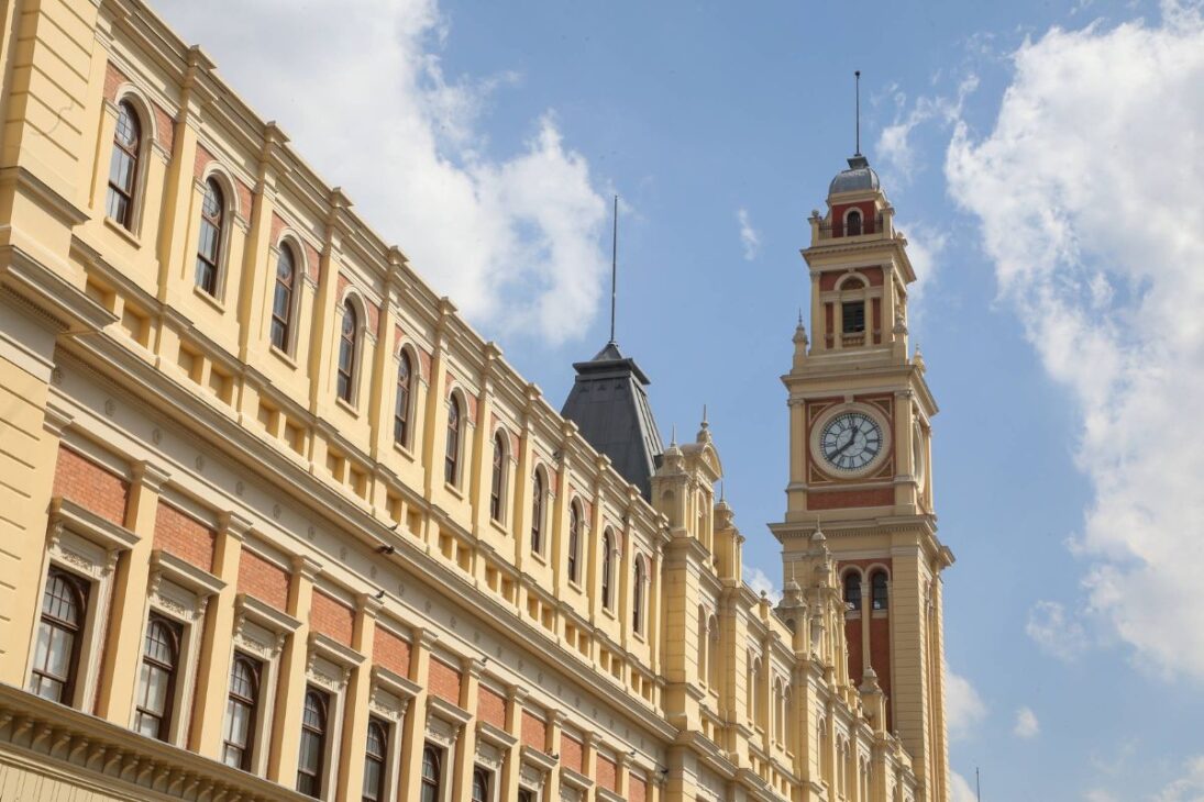 Com um pêndulo de 4 metros e engrenagens de 1899, o relógio da Estação da Luz é a máquina que marca o tempo de São Paulo há 124 anos