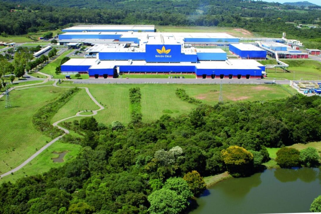 Com uma usina que processa 120 mil toneladas de tabaco por ano, a maior fabricante de cigarros do Brasil atende 250.000 pontos de venda e está presente em quase 5.000 municípios