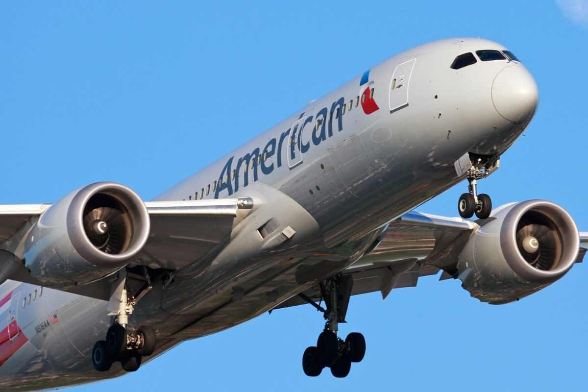 Avião retorna a aeroporto após mulher ler “descanse em paz” em celular de passageiro