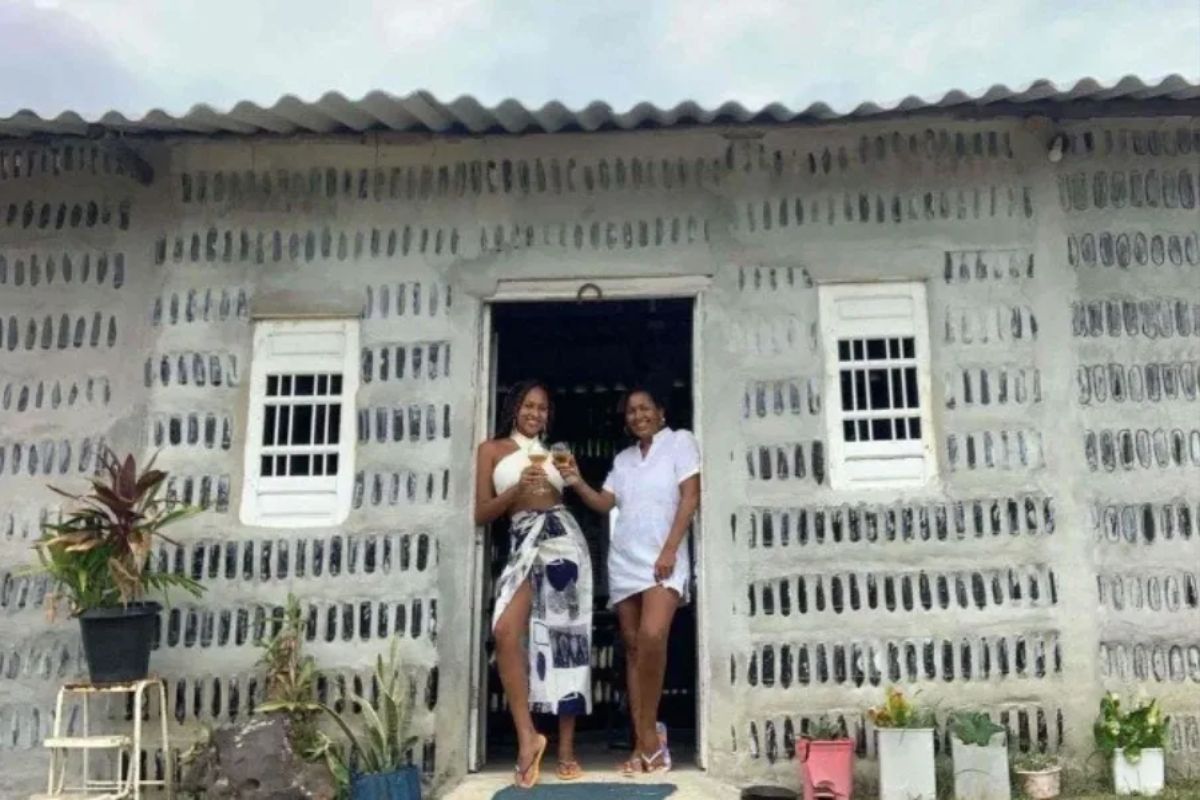Um lar com 8.000 garrafas de vidro: a casa construída no lixo que virou símbolo de ecoturismo no Brasil