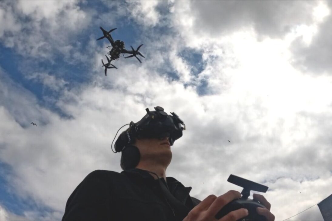 Conheça os 5 drones de corrida que atingem 200 km/h em segundos e as imagens incríveis que eles produzem