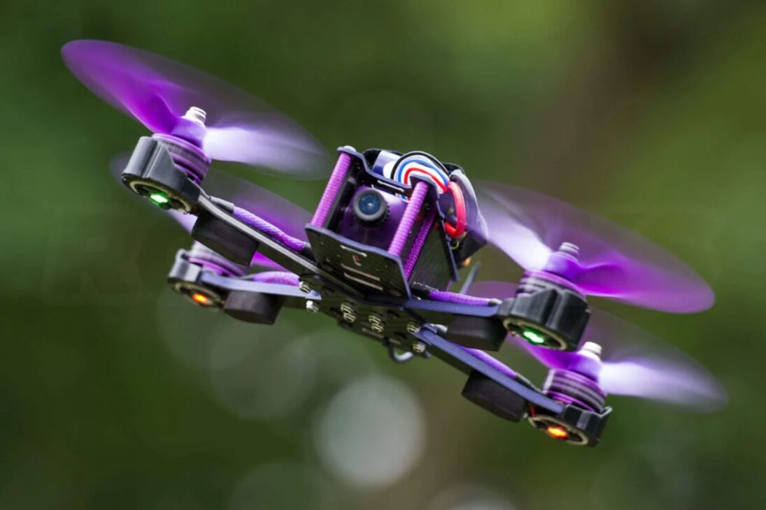 Conheça os 5 drones de corrida que atingem 200 km/h em segundos e as imagens incríveis que eles produzem