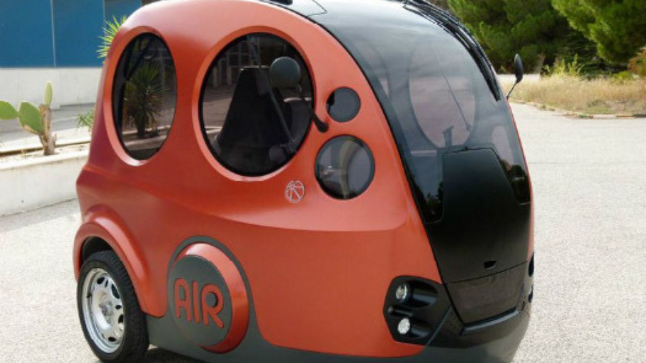 Um carro movido a ar comprimido é um veículo que usa a expansão do ar pressurizado para movimentar seus pistões, oferecendo uma alternativa com zero emissões no escapamento.