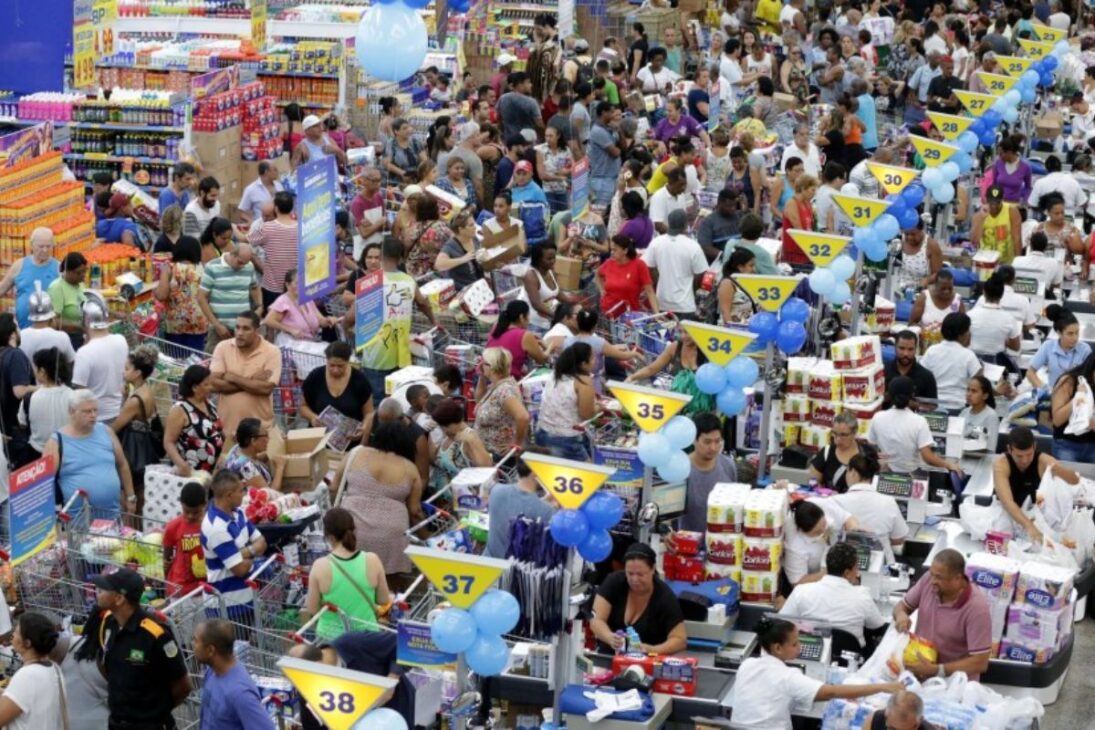 O abastecimento de supermercados no feriado é uma ciência. Dias antes, os analistas das grandes redes varejistas já estão rodando seus softwares de previsão de demanda. Eles sabem que, na véspera do feriado, haverá um pico de compras de certos itens, como carnes para churrasco, bebidas e pães.