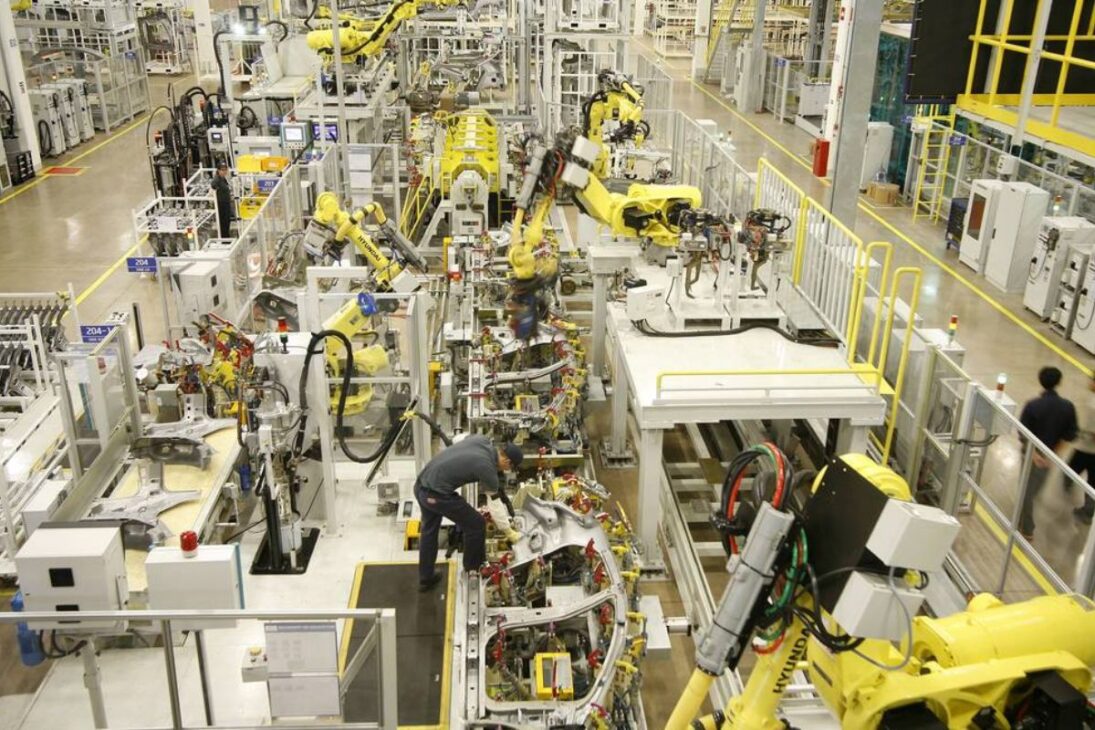 O impacto do feriado na indústria é igualmente complexo. Para uma linha de montagem, parar e reiniciar tem um custo. Por isso, o planejamento de produção industrial é feito com semanas de antecedência.